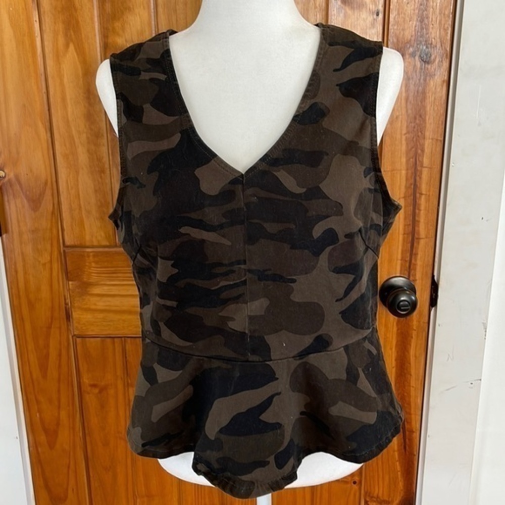 New York & Co SoHo Camo sleeveless Peplum Zip back Top v neck Large green black